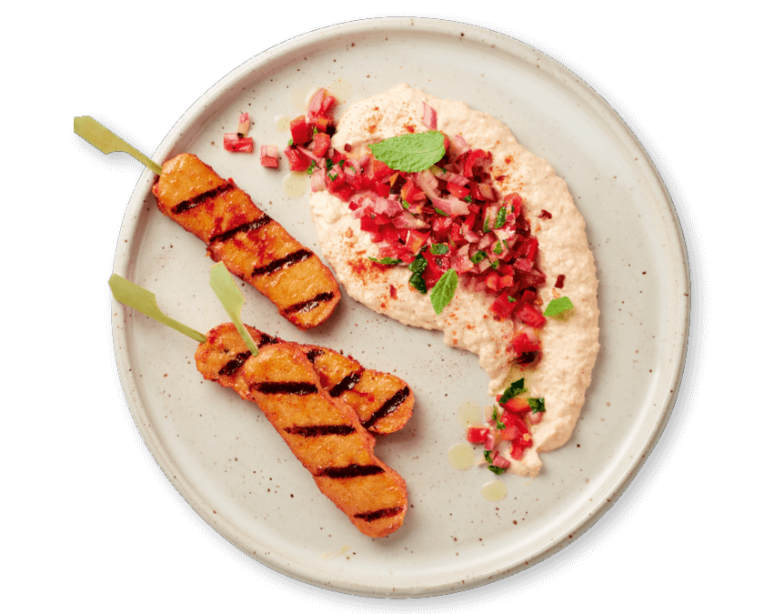 Houmous, brochettes veggie et salsa de poivrons à l’oignon rouge
