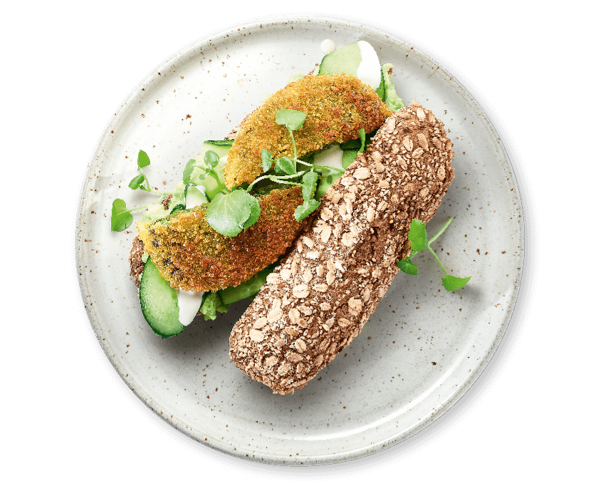 Picknickbroodje met spinazieburger, avocado en komkommer